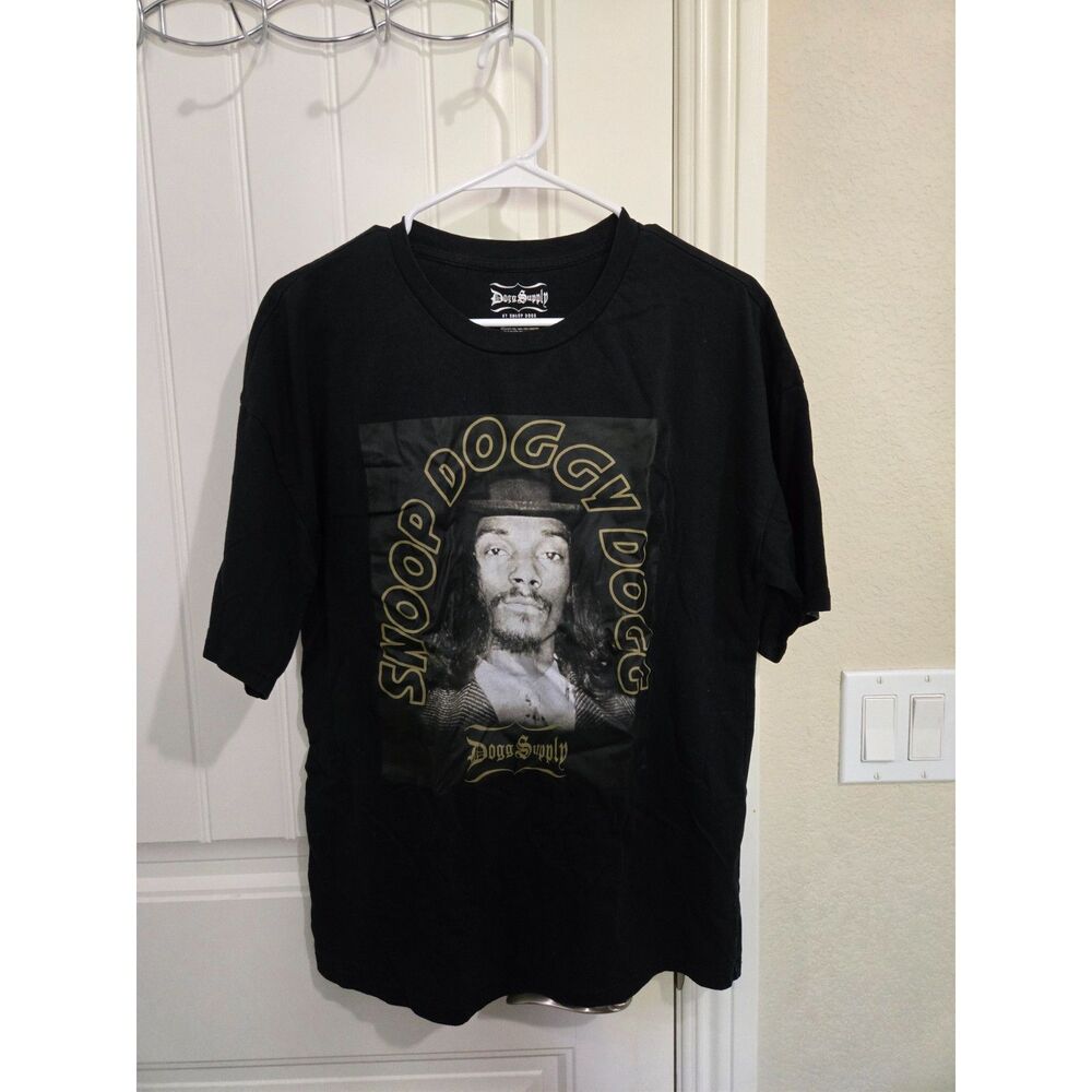 Snoop Dogg Dogg Supply Men’s S/CH Black Graphic T-Shirt Rap Hip Hop Tee